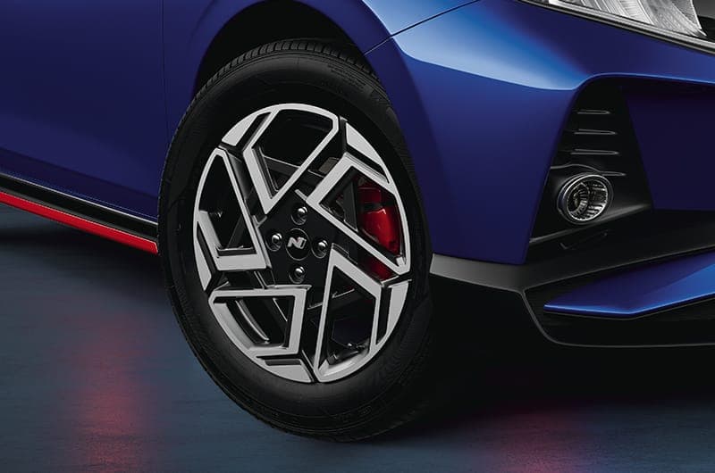 R16 Diamond-Cut Alloy Wheels
